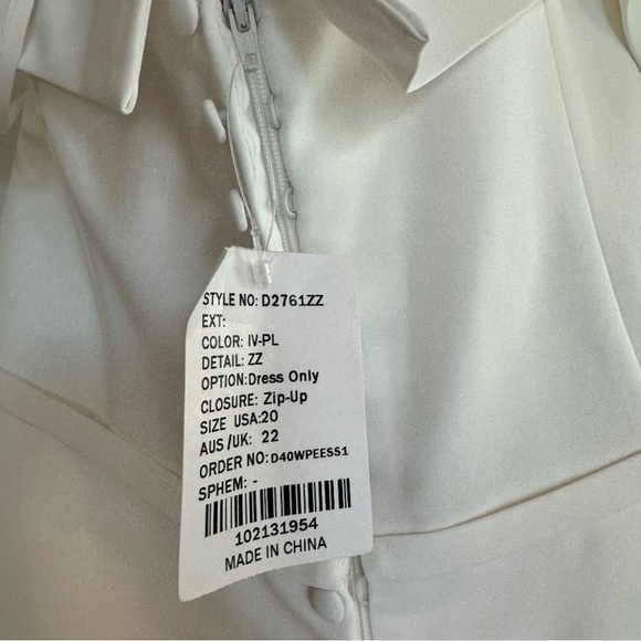 Elegant Off-Shoulder White Wedding Dress - Picture 8 of 9